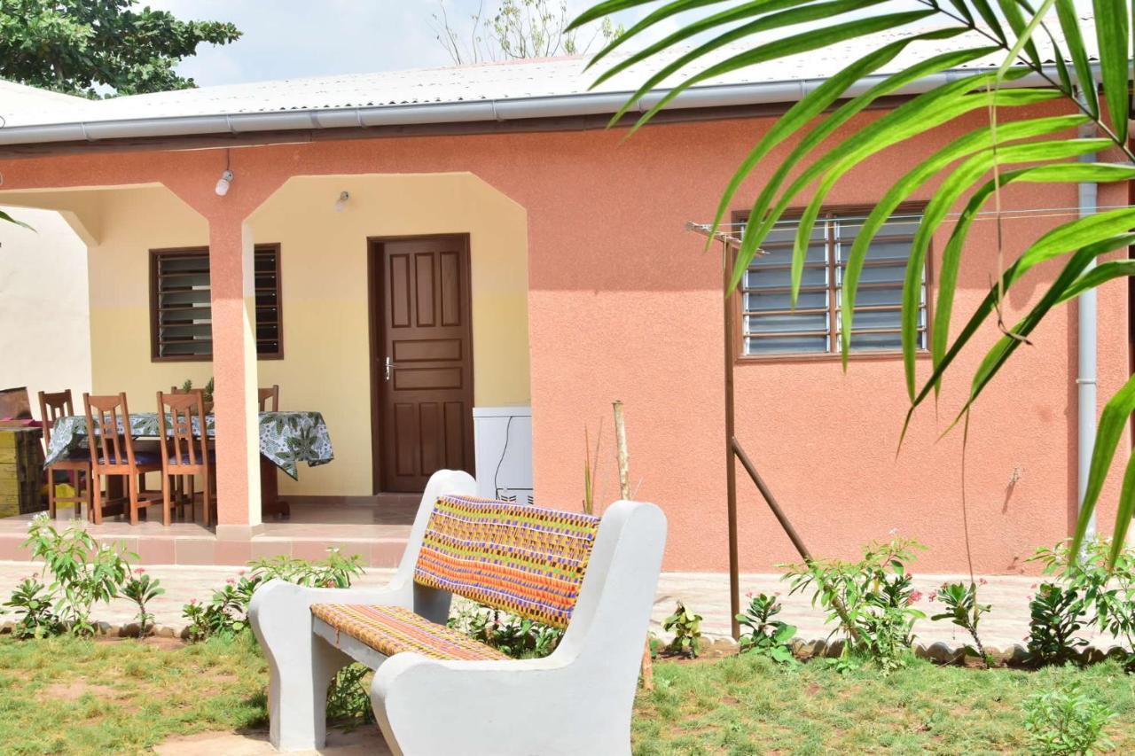 Akwa Guesthouse Котону Екстериор снимка