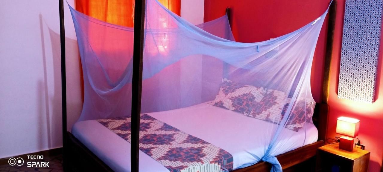 Akwa Guesthouse Котону Екстериор снимка