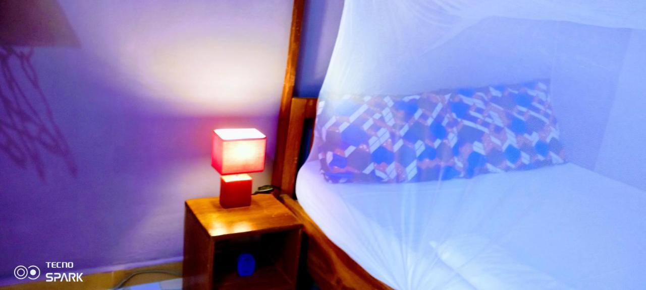 Akwa Guesthouse Котону Екстериор снимка