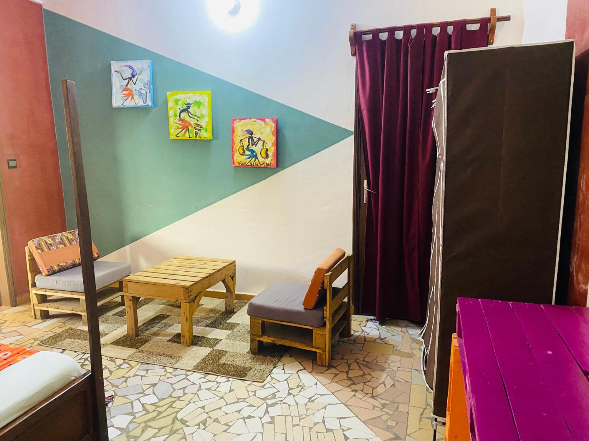 Akwa Guesthouse Котону Екстериор снимка