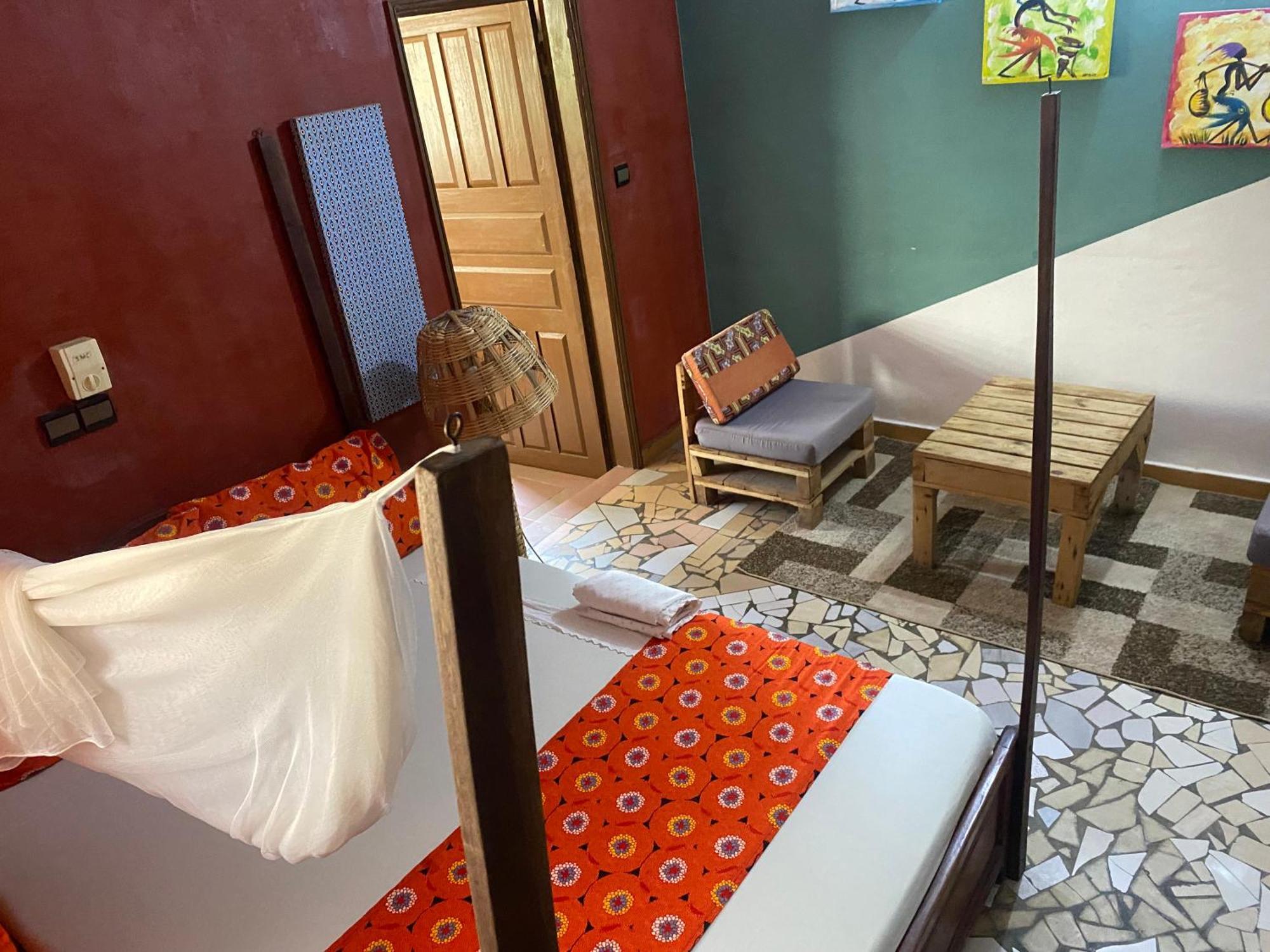 Akwa Guesthouse Котону Екстериор снимка