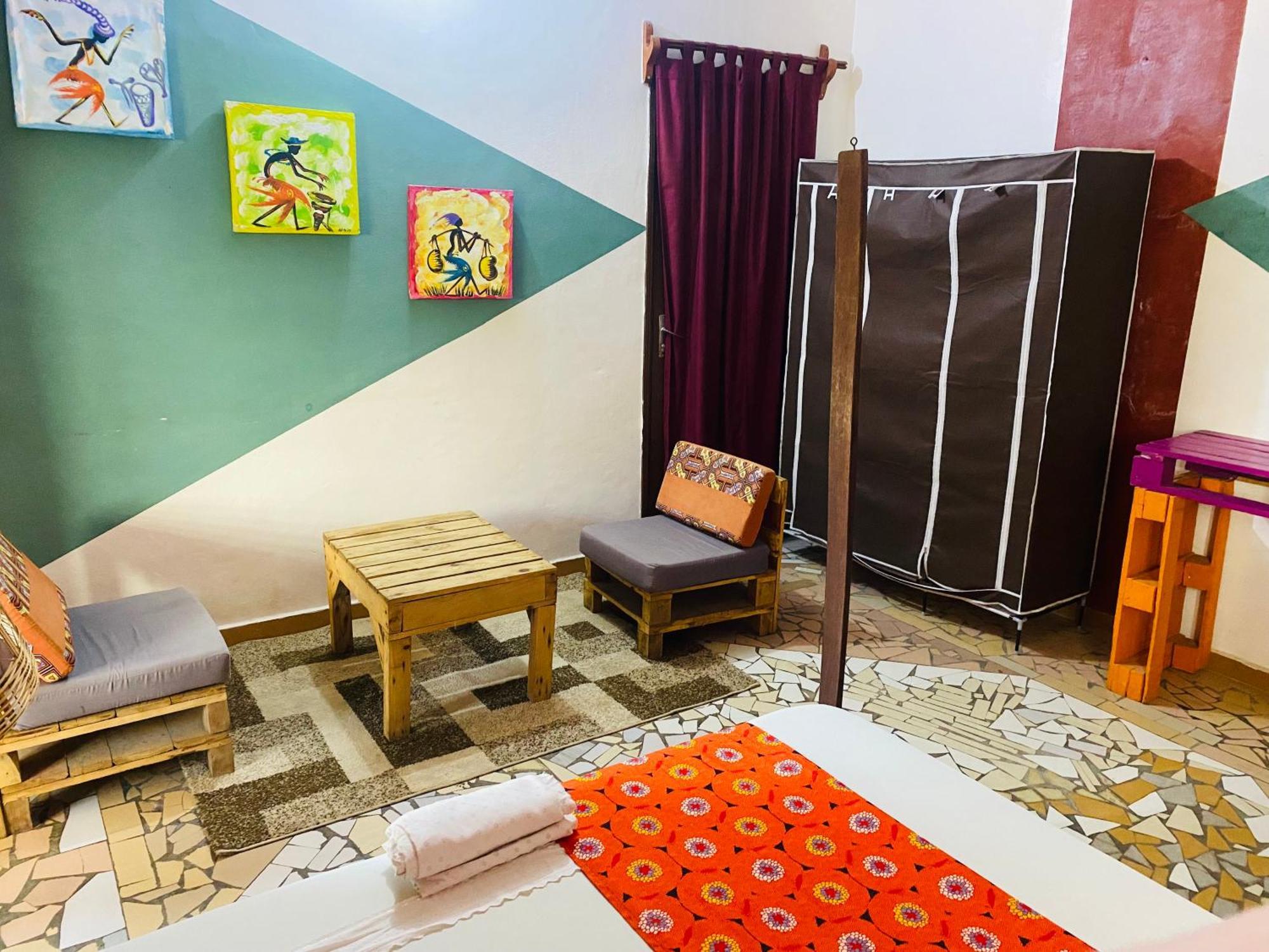 Akwa Guesthouse Котону Екстериор снимка